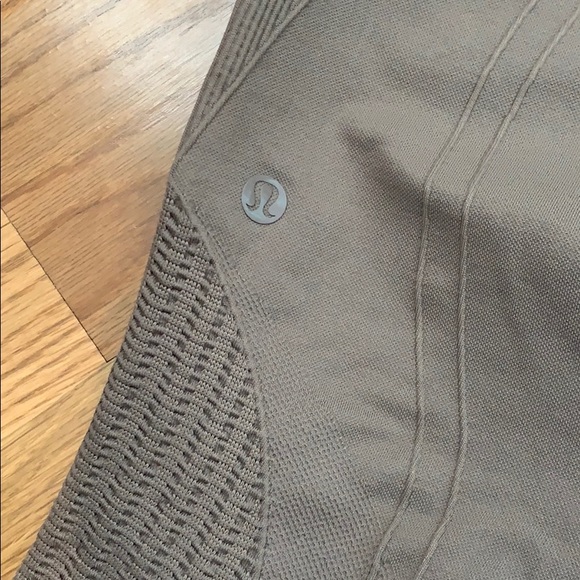 NWT Lululemon cropped leggings - Picture 2 of 2